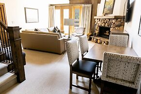 Sultan Two Bedroom Loft Suite with Majestic Mountain Views 2 Condo by 