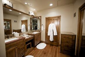 Deer Valley Two Bedroom Loft Suite with Easy Access to all Park City h