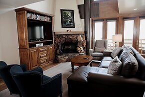 Deer Valley Two Bedroom Loft Suite with Easy Access to all Park City h