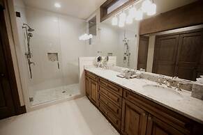 Deer Valley Two Bedroom Loft Suite with Easy Access to all Park City h