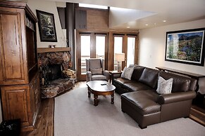 Deer Valley Two Bedroom Loft Suite with Easy Access to all Park City h