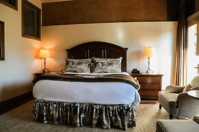 Deer Valley Two Bedroom Loft Suite with Easy Access to all Park City h