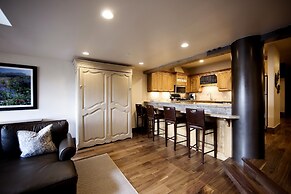 Deer Valley Two Bedroom Loft Suite with Easy Access to all Park City h