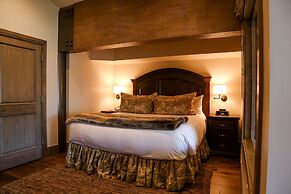 Deer Valley Two Bedroom Loft Suite with Easy Access to all Park City h