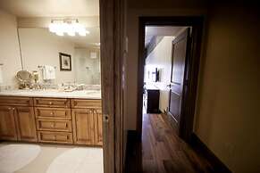 Deer Valley Two Bedroom Loft Suite with Easy Access to all Park City h