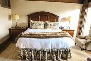 Deer Valley Two Bedroom Loft Suite with Easy Access to all Park City h