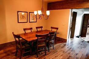 Deer Valley Two Bedroom Loft Suite with Easy Access to all Park City h