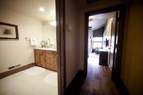 Deer Valley Two Bedroom Loft Suite with Easy Access to all Park City h