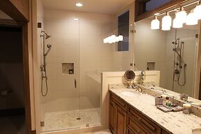 Deer Valley Two Bedroom Loft Suite with Easy Access to all Park City h