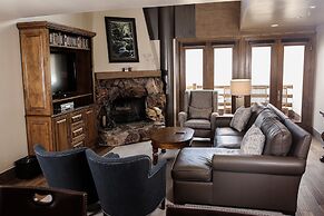 Deer Valley Two Bedroom Loft Suite with Easy Access to all Park City h