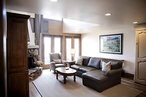 Deer Valley Two Bedroom Loft Suite with Easy Access to all Park City h
