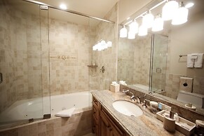 Deer Valley Two Bedroom Loft Suite with Easy Access to all Park City h