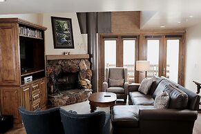 Deer Valley Two Bedroom Loft Suite with Easy Access to all Park City h
