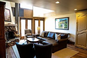 Deer Valley Two Bedroom Loft Suite with Easy Access to all Park City h