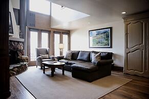 Deer Valley Two Bedroom Loft Suite with Easy Access to all Park City h