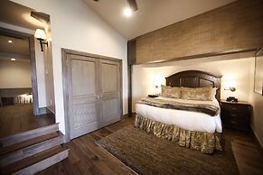 Deer Valley Two Bedroom Loft Suite with Easy Access to all Park City h