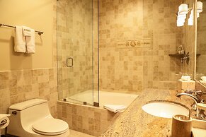 Deer Valley Two Bedroom Loft Suite with Easy Access to all Park City h