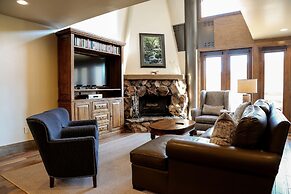 Deer Valley Two Bedroom Loft Suite with Easy Access to all Park City h