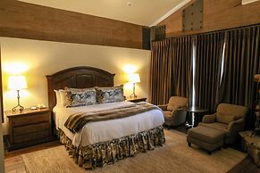 Deer Valley Two Bedroom Loft Suite with Easy Access to all Park City h