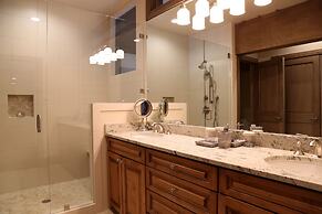 Deer Valley Two Bedroom Loft Suite with Easy Access to all Park City h