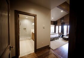 Deer Valley Two Bedroom Loft Suite with Easy Access to all Park City h