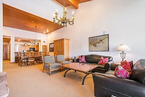 Premium Luxury Five Bedroom Townhouse With Hot Tub and Majestic Mounta