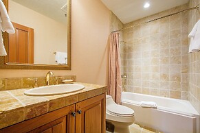 Premium Luxury Five Bedroom Townhouse With Hot Tub and Majestic Mounta