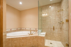 Premium Luxury Five Bedroom Townhouse With Hot Tub and Majestic Mounta