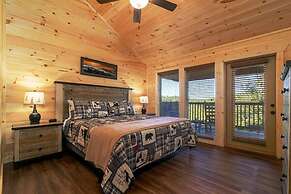 Donwell Manor - 4 Bedrooms, 4 Baths, Sleeps 16 4 Cabin by Redawning