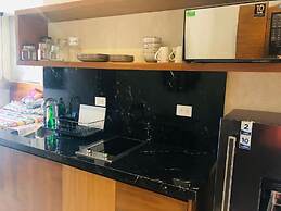 Deluxe Studio Direct Exit to the Pool