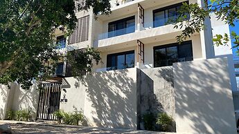 Deluxe Studio Direct Exit to the Pool