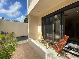 Deluxe Studio Direct Exit to the Pool