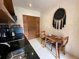 Deluxe Studio Direct Exit to the Pool