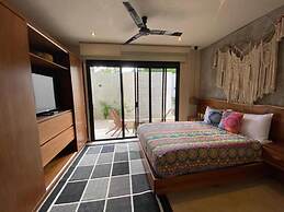 Deluxe Studio Direct Exit to the Pool