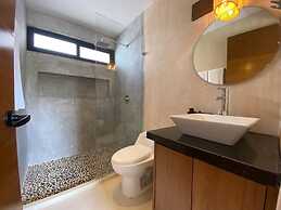 Deluxe Studio Direct Exit to the Pool