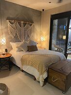 Stylish and Bright Studio Near the Pool