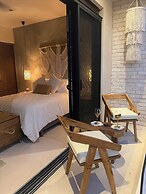 Stylish and Bright Studio Near the Pool