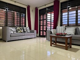 The Mugabi's Spacious Private Room