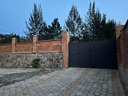 The Mugabi's Spacious Private Room