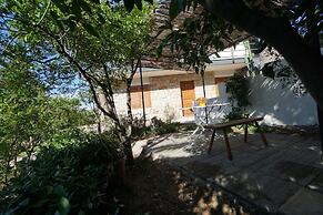 Nut House Apartment Near the sea in a Villa With Garden