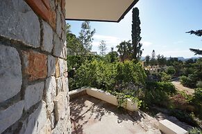 Nut House Apartment Near the sea in a Villa With Garden