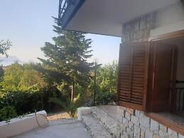 Nut House Apartment Near the sea in a Villa With Garden