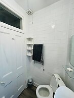 1 Bedroom Pet Friendly Apt Wd Free Wifi, Parking, Netflix & Pool Table