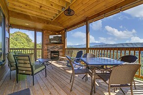 Bear Hugs - 5 Bedrooms, 5.5 Baths, Sleeps 20 5 Cabin by RedAwning