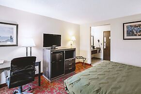 Norwood Inn & Suites Milwaukee