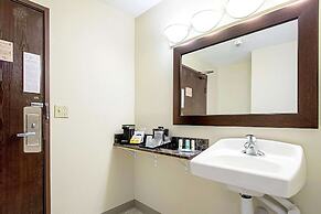 Norwood Inn & Suites Milwaukee