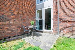 Livestay - 2 Bed Apt, Free Parking in Luton