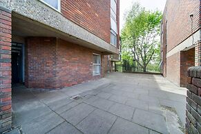 Livestay - 2 Bed Apt, Free Parking in Luton