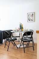 Livestay - 2 Bed Apt, Free Parking in Luton