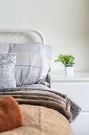 Livestay - 2 Bed Apt, Free Parking in Luton